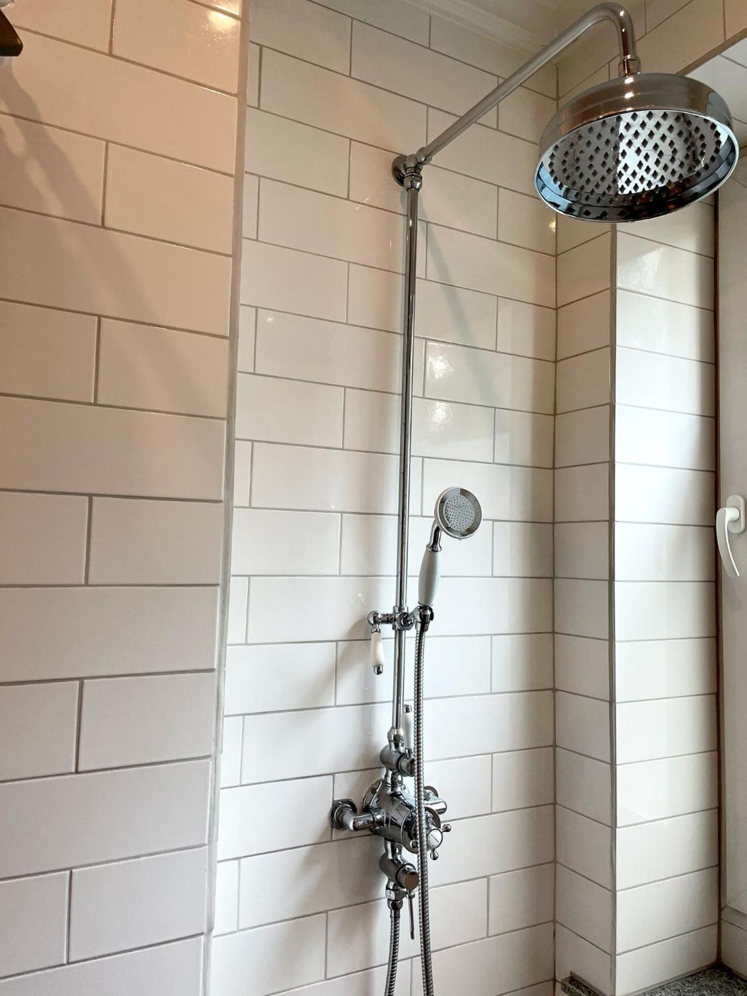 Lily - Ideal For Groups And Families Near Train Station